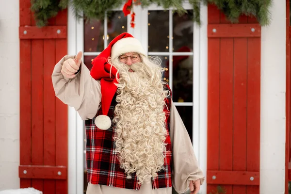 Boże Narodzenie Święty Mikołaj Prawdziwą Brodą Zimie Poza Miastem Pobliżu — Zdjęcie stockowe