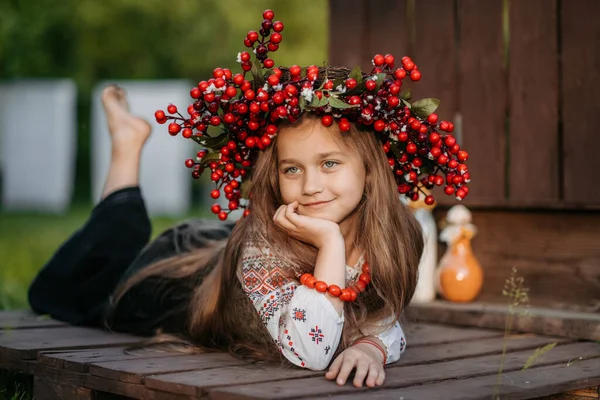 화환을 머리에 수놓은 셔츠를 아름다운 우크라이나 — 스톡 사진