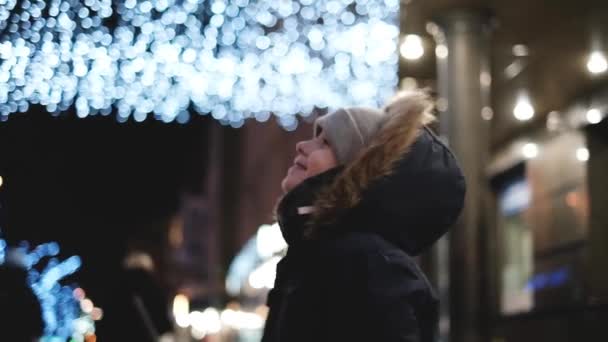 Хлопець Стоїть Вулиці Вночі Насолоджується Різдвяними Вогнями Святковою Атмосферою Різдвяна — стокове відео