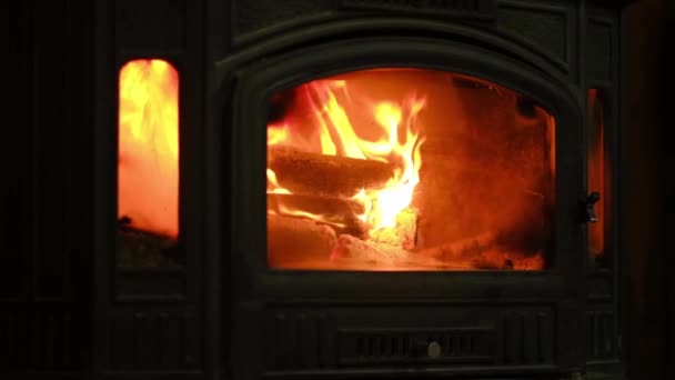 モダンなスタイリッシュな暖炉 バーニング暖炉 暖炉の燃える火は夜に暖かく保つために — ストック動画