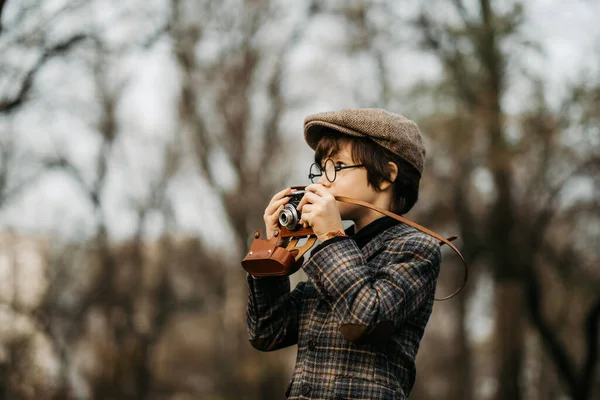 Pojke Med Retrokamera Suddig Bakgrund Parken — Stockfoto