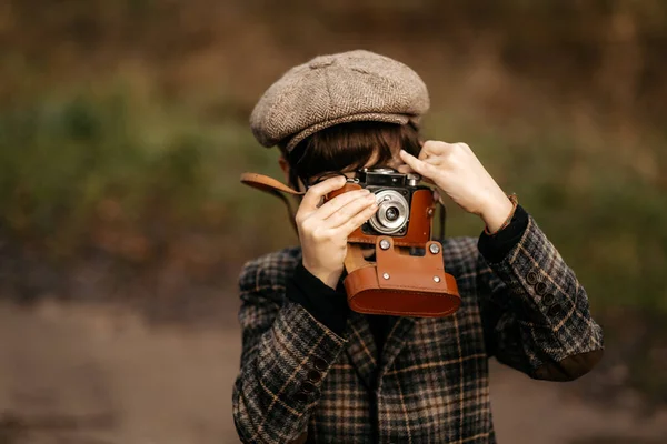 带着复古相机 背景模糊的男孩在公园里 — 图库照片