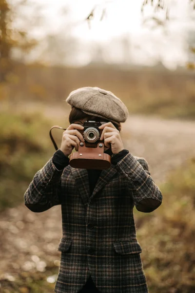 Jongen Met Retro Camera Wazige Achtergrond Park — Stockfoto
