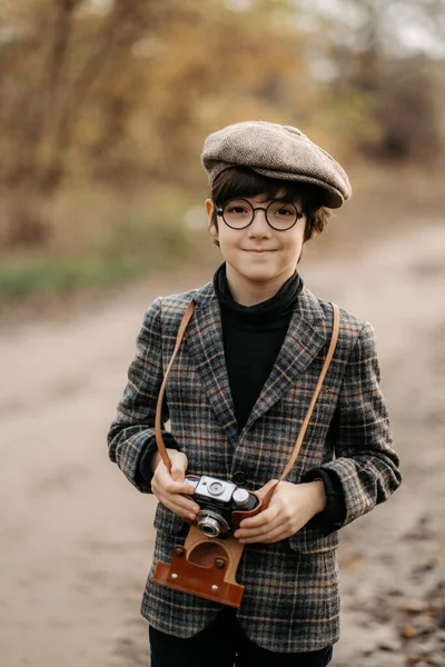 Хлопчик Ретро Камерою Розмитому Фоні Парку — стокове фото