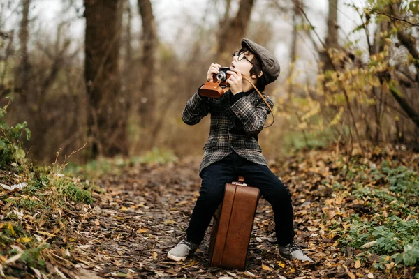 Junge Mit Retro Kamera Auf Verschwommenem Hintergrund Park — Stockfoto