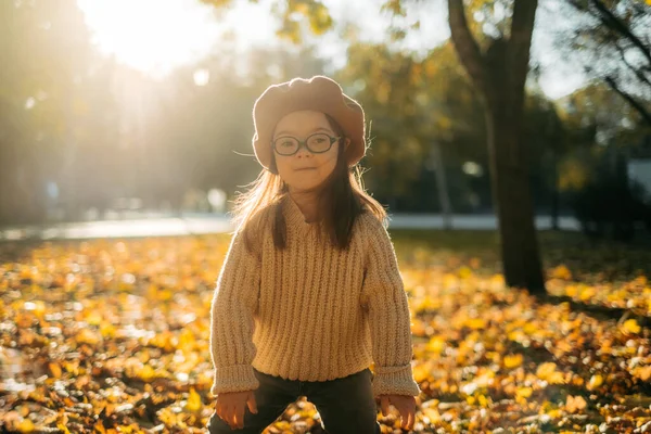 Happy Cute Brązowłosa Kobieta Zespołem Downa Dzianiny Sweter Stylowe Okulary — Zdjęcie stockowe