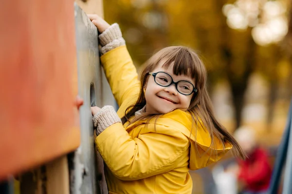 Счастливый Ребенок Синдромом Дауна Наслаждается Качели Детской Площадке — стоковое фото