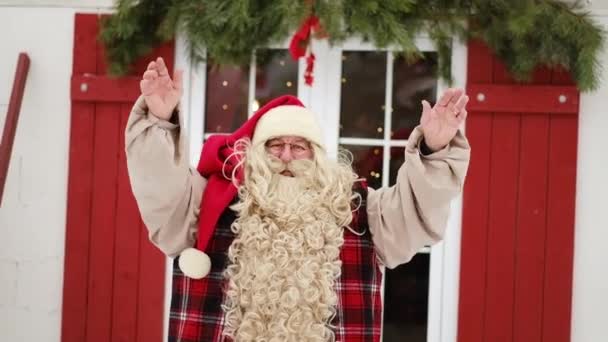 家の近くの街の外の冬に本物のひげを持つクリスマスサンタクロース バナー カード カレンダーの広告デザインのための祭りの画像 — ストック動画