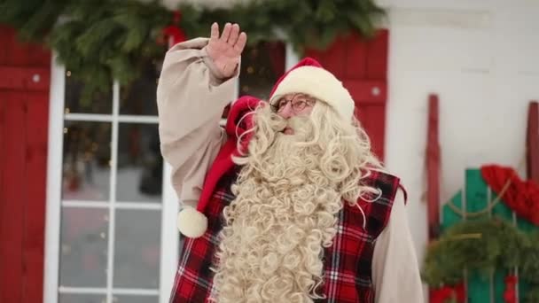 크리스마스 클로스는 겨울에 수염을 기르고 외곽에 근처에 있습니다 광고판 달력의 — 비디오