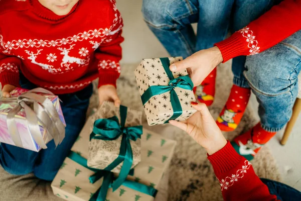 Close Uma Família Quatro Comemorando Natal Trocando Presentes Dando Presentes Fotos De Bancos De Imagens