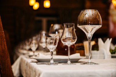 Düğün veya başka bir tablo küme olay akşam yemeği yiyecek ve içecek. Düğün veya başka bir tablo küme olay akşam yemeği yiyecek ve içecek