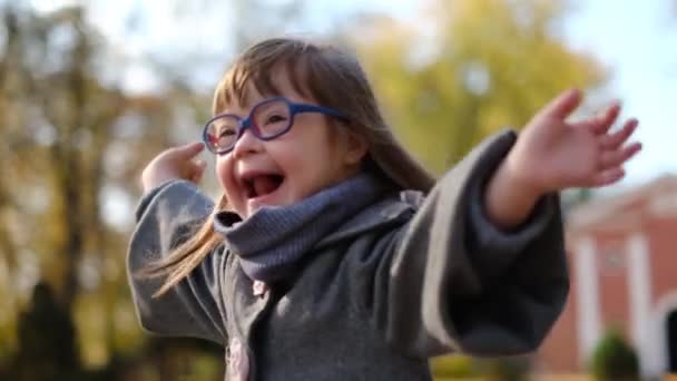 Счастливая Симпатичная Девочка Модном Пальто Стильных Очках Ходит Смеется Ребенок — стоковое видео