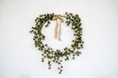 Beyaz arka planda izole edilmiş Noel çelengi