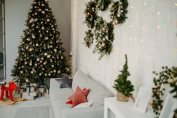 Interior Festivo Uma Bela Árvore Natal Uma Sala Estar Decorada Fotos De Bancos De Imagens