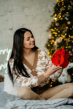 Sevgililer Günü hediyesi olan güzel bir kız. Arka planda bokeh olan fotoğraf