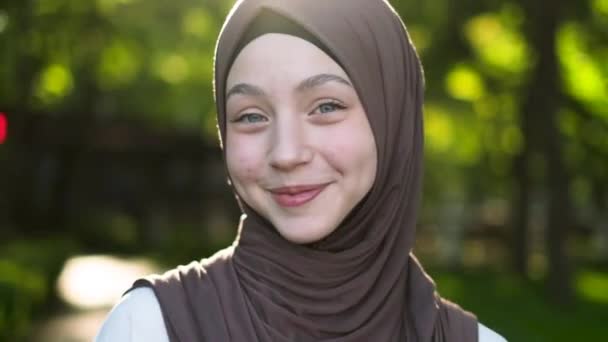 Retrato Una Adolescente Musulmana Sonriente Con Una Cara Hermosa — Vídeos de Stock