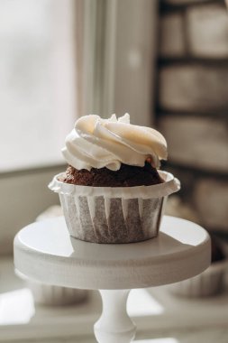 Çikolatalı kek. Ev yapımı çikolatalı kekler. Krem şantili ev yapımı çikolatalı kek yapma süreci..