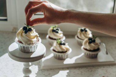 Çikolatalı kek. Ev yapımı çikolatalı kekler. Krem şantili ev yapımı çikolatalı kek yapma süreci..