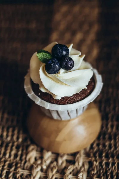 Schokoladen Cupcake Mit Blaubeeren Auf Dunklem Hintergrund Nahaufnahme — Stockfoto