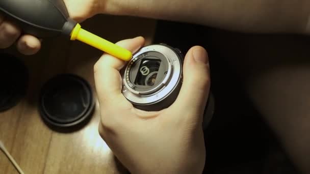 Καθαρισμός Του Φακού Της Κάμερας Από Σκόνη Στο Σπίτι Φροντίδα — Αρχείο Βίντεο