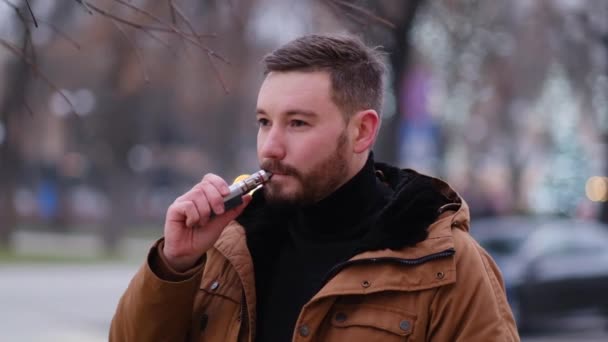 Portrét Pohledného Vousatého Chlapa Jak Venku Fouká Kouř Elektronické Cigarety — Stock video
