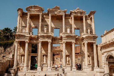 Selçuk, İzmir, Türkiye. Eski şehir Efes 'teki Celsius Kütüphanesi' nin kalıntıları..