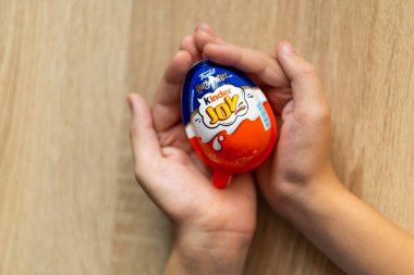 19 Temmuz 2023 Kremenchug, Ukrayna. Çocuk ellerinde Harry Potter serisinden Kinder Joy