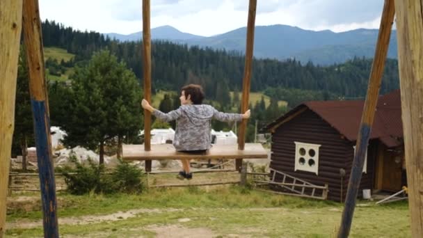 Copil Distrează Călărind Leagăn Din Lemn Timp Petrece Timp Fundalul — Videoclip de stoc