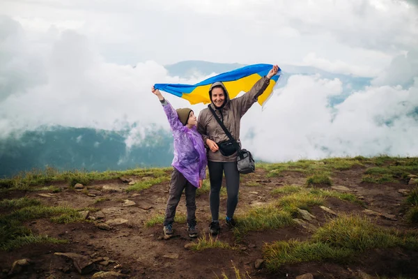 Щаслива Жінка Своєю Дитиною Стоїть Національним Українським Прапором Вершині Гори Стокове Фото