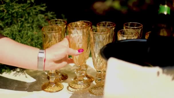 侍者把香槟倒入杯子里 街上的自助餐桌 — 图库视频影像