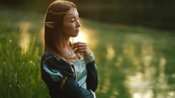 Chica Elfa Posando Pie Lago Atardecer Retrato Fantasía Romántica Elfo — Vídeo de stock