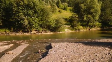 Dağlardaki akan nehir suyunun güzel manzarası. Karpatlar 'da yaz