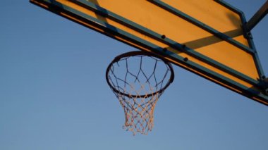 Kremenchug, Ukrayna, 25 Ağustos 2023. Top, yavaş çekimde tahta bir tahtayla sokak basketbolu potasına doğru uçuyor.