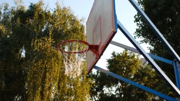 クライメンチョッグ ウクライナ 2023年8月25日 ボールはストリートバスケットボールフープに飛び込み 木製のボードでゆっくり動きます — ストック動画