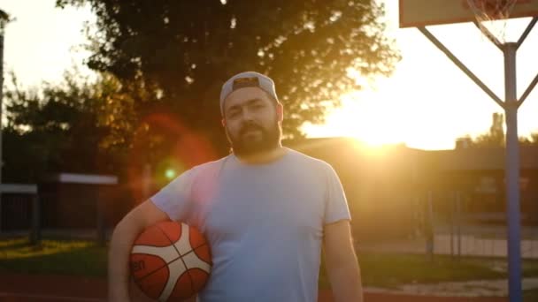 Portret Mężczyzny Brodą Wyglądającego Jak Koszykarz Trzymający Koszykówkę Boisku Zwolniony — Wideo stockowe