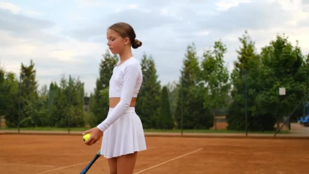 Joueuse Tennis Concentrée Tenant Raquette Balle Rebondissante Entraînement Professionnel Tennis — Video