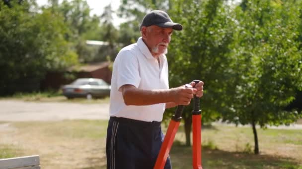 Starszy Mężczyzna Dresach Koszulce Rozciąga Nogi Pompuje Mięśnie Ćwiczy Fitness — Wideo stockowe
