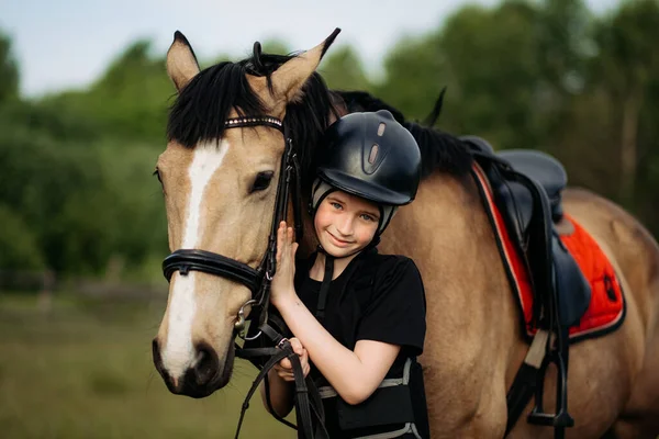 Retrato Jovem Jóquei Com Cavalo Treinamento Equitação Menino Acariciando Cavalo Imagens De Bancos De Imagens