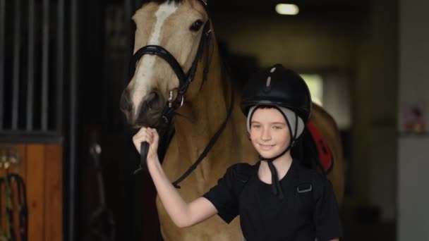 Ein Kind Holt Ein Pferd Aus Dem Stall Zum Training — Stockvideo