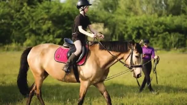 Een Tienerjongen Een Helm Leert Paardrijden Zomer Instructeur Leert Het — Stockvideo
