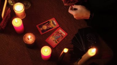 Kremenchug, Ukrayna, 12 Ekim 2023. Bir kadın Tarot güvertesini karıştırıyor, gelecekteki kaderi tahmin etmek için istişareye hazırlanıyor. Falcı, medyum, falcı..
