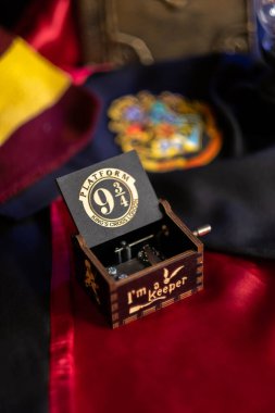 Kremenchug, Ukrayna - 21 Mart 2024: Harry Potter ahşap müzik kutusu