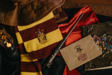 Kremenchug, Ukrayna - 21 Mart 2024. Büyüler Kitabı, 93.4 numaralı platformdan Hogwarts Ekspresi için Bilet ve JK Rowlings Harry Potter Sihirli Asa. Aksesuarların bileşimi