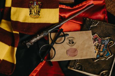 Kremenchug, Ukrayna - 21 Mart 2024. Büyüler Kitabı, 93.4 numaralı platformdan Hogwarts Ekspresi için Bilet ve JK Rowlings Harry Potter Sihirli Asa. Aksesuarların bileşimi