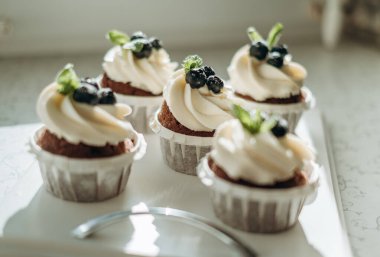 Ev yapımı çikolatalı kekler. Kremalı ve yaban mersinli çikolatalı kekler. Krem şantili ev yapımı çikolatalı kek yapma süreci..