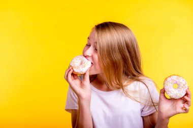 Mavi arka planda donutlu bir kız