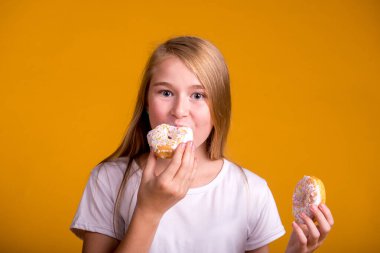 Mavi arka planda donutlu bir kız