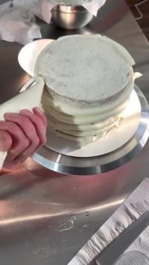 Mutfakta pasta yapan kadın, yakın plan. Kadın eli, yakın plan. Pasta yapma süreci. Dikey video