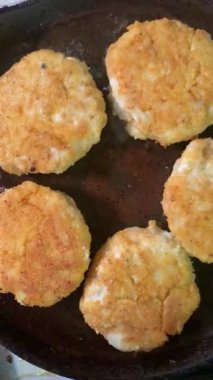 Ev yapımı tavuk pirzolası pişirmek, tavada kızartmak.