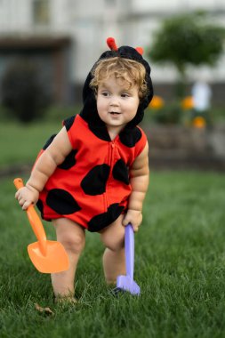 Uğur böceği kostümlü şirin çocuk portresi, cadılar bayramı hayal gücü konsepti.